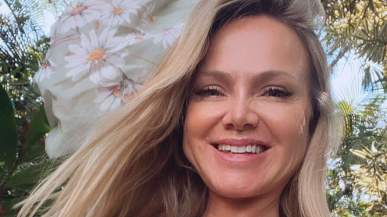 Com a mãe e os filhos, Eliana aproveita dia na praia e encanta: ”Fofuras”