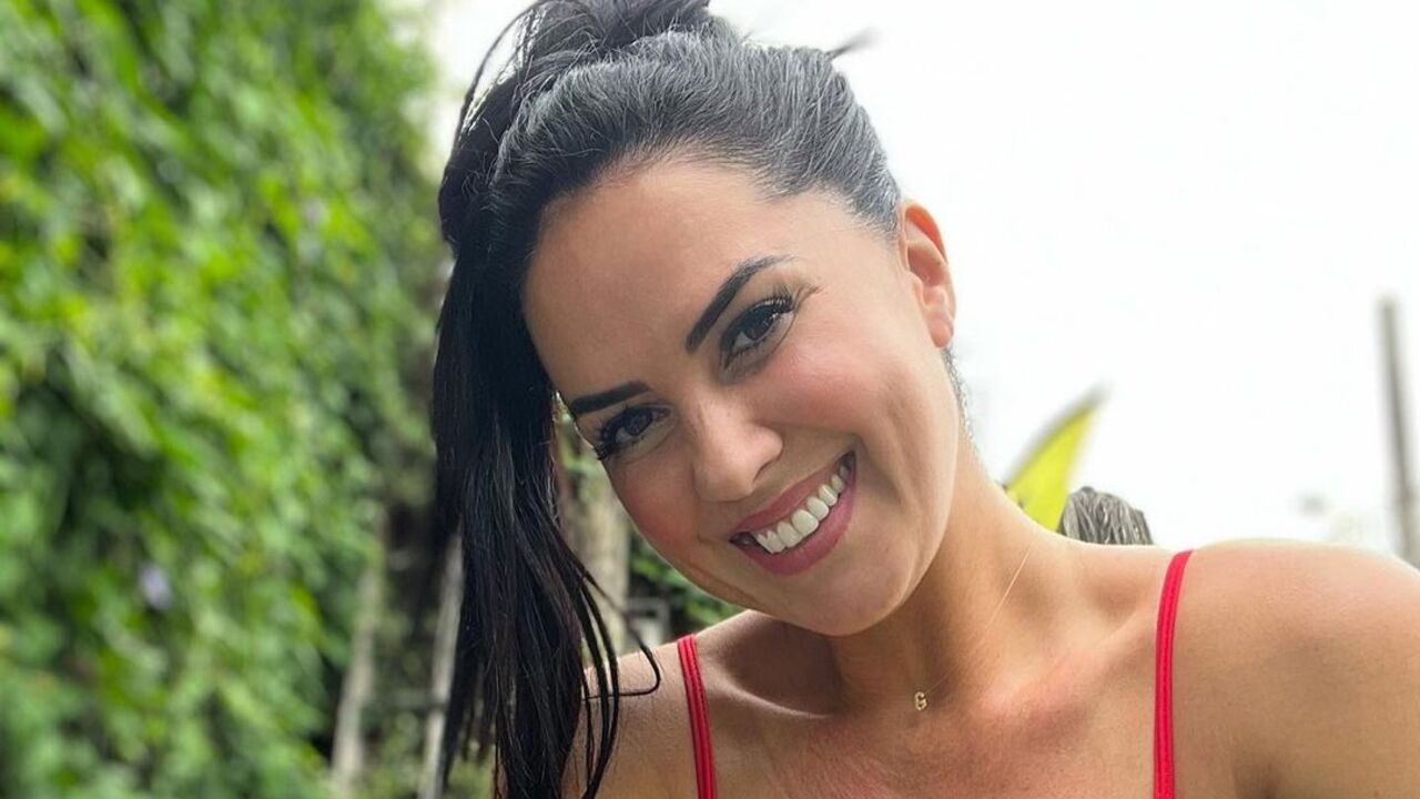 De biquíni, Graciele Lacerda surge sem defeitos e revela: ”Produção”
