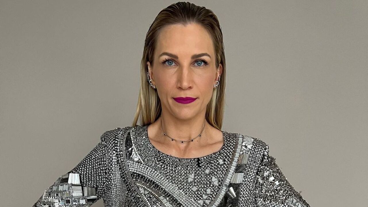 Na estreia de Faustão na Band, Anne Lottermann rouba a cena com look grifado cheio de pedrarias