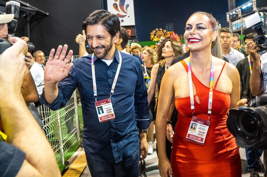 Prefeito e primeira-dama de São Paulo comemoram retomada do carnaval no Anhembi