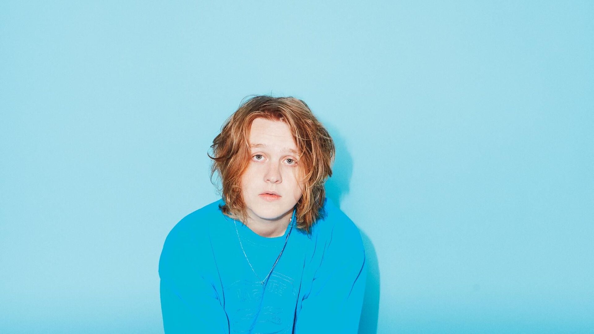 Lewis Capaldi confessa nervosismo em lançar novo álbum após dois anos e promete muita emoção: “Chorar intensamente”