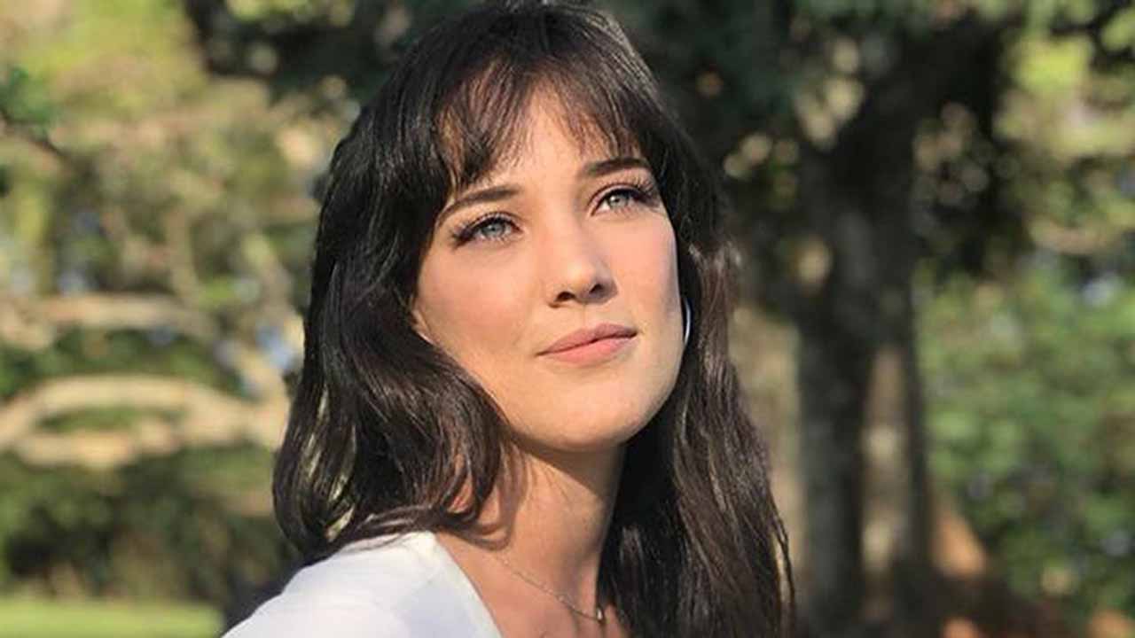 Adriana Birolli faz charme de biquíni e corpão causa rebuliço na web