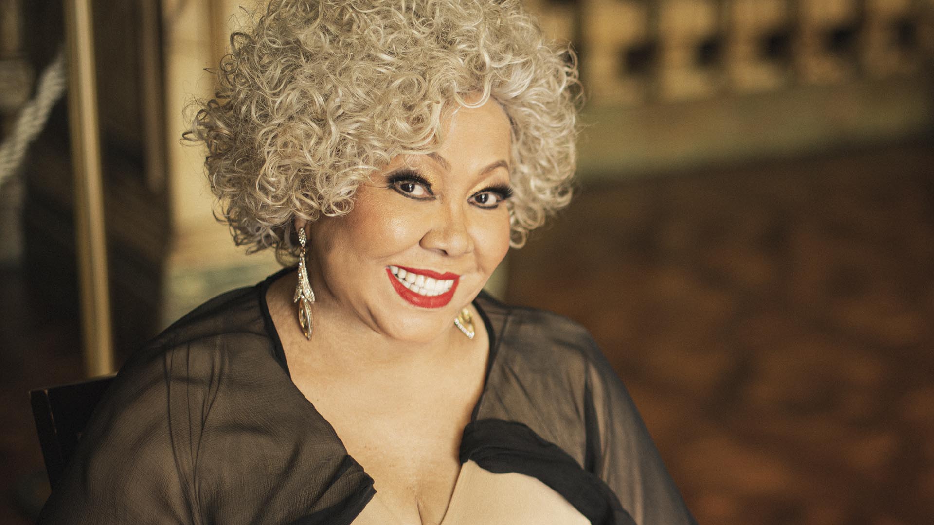 Após cirurgia, Alcione volta aos palcos e celebra carreira