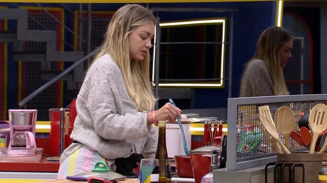 BBB 22: Entediada, Bárbara faz brigadeiro