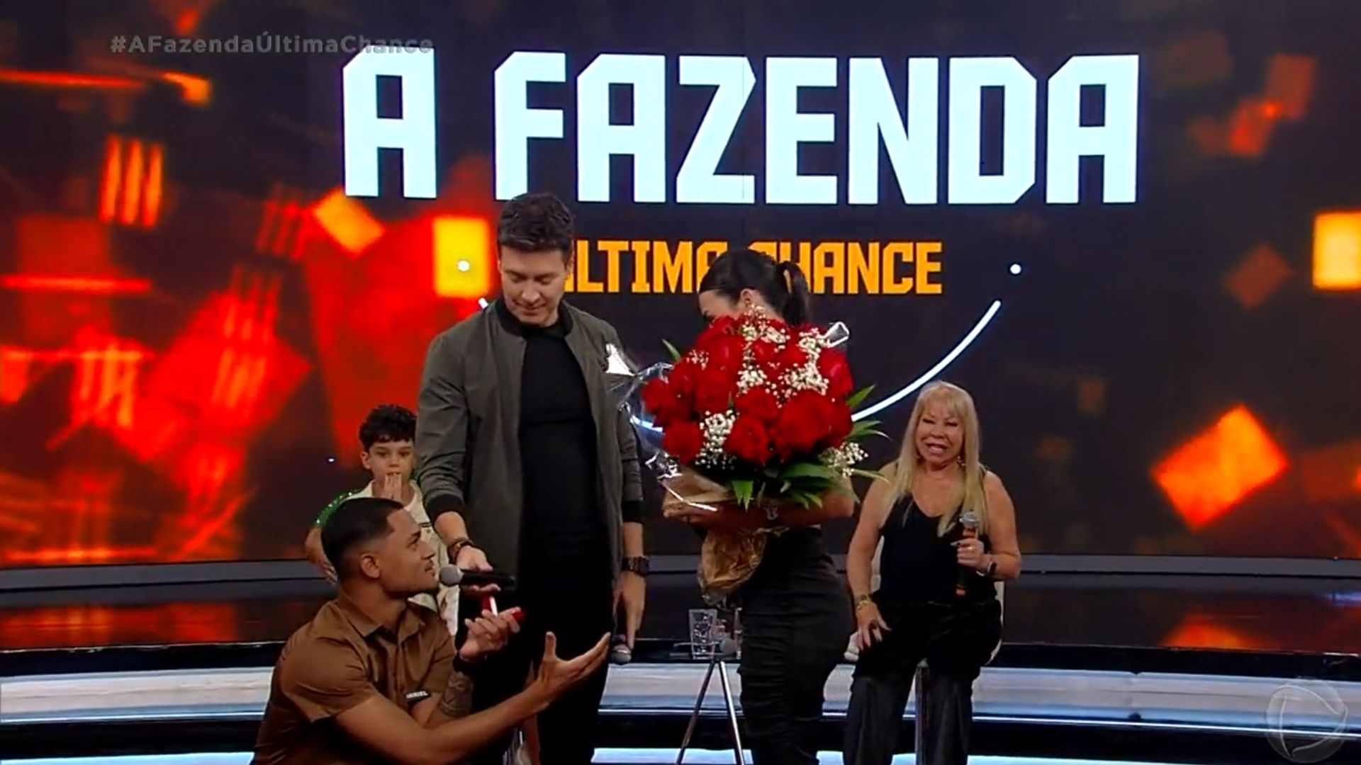 A Fazenda 14: Bia Miranda é pedida em casamento no palco do programa ‘A Hora do Faro’