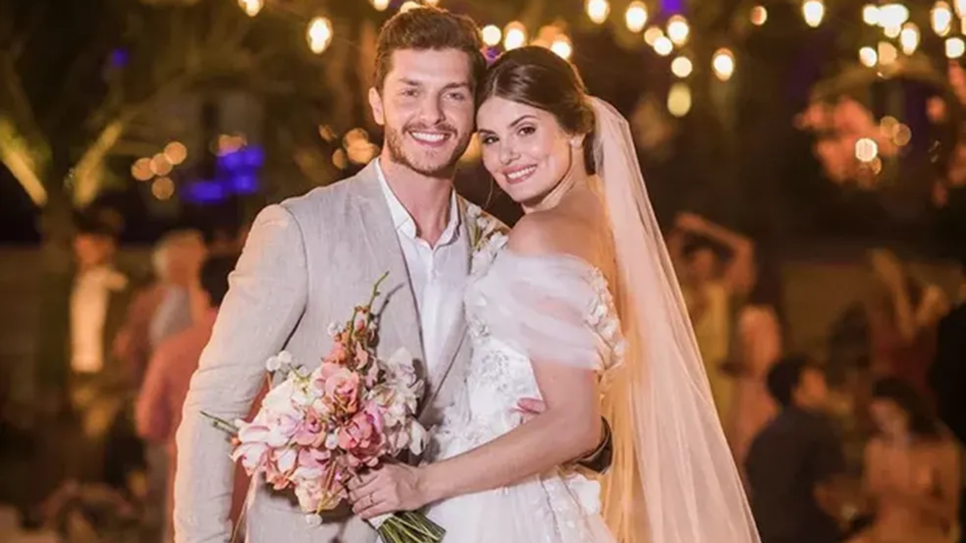Klebber Toledo se declara para Camila Queiroz e famosos deixam mensagens para casal