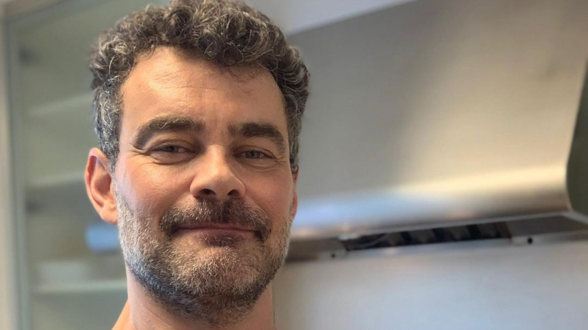 Carmo Dalla Vecchia derrete a web ao surgir cantando na companhia do filho, Pedro