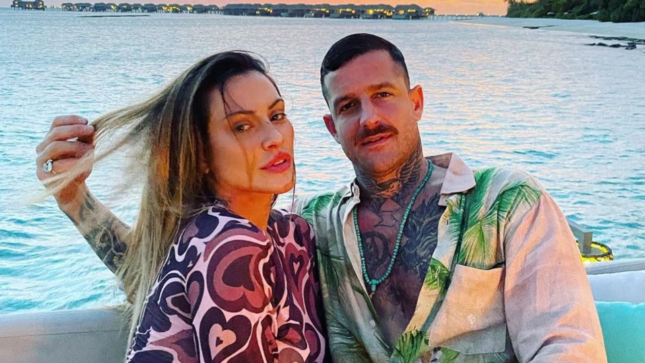 Cleo posta fotos de momento íntimo com o marido e se declara: ”Meu tudão”