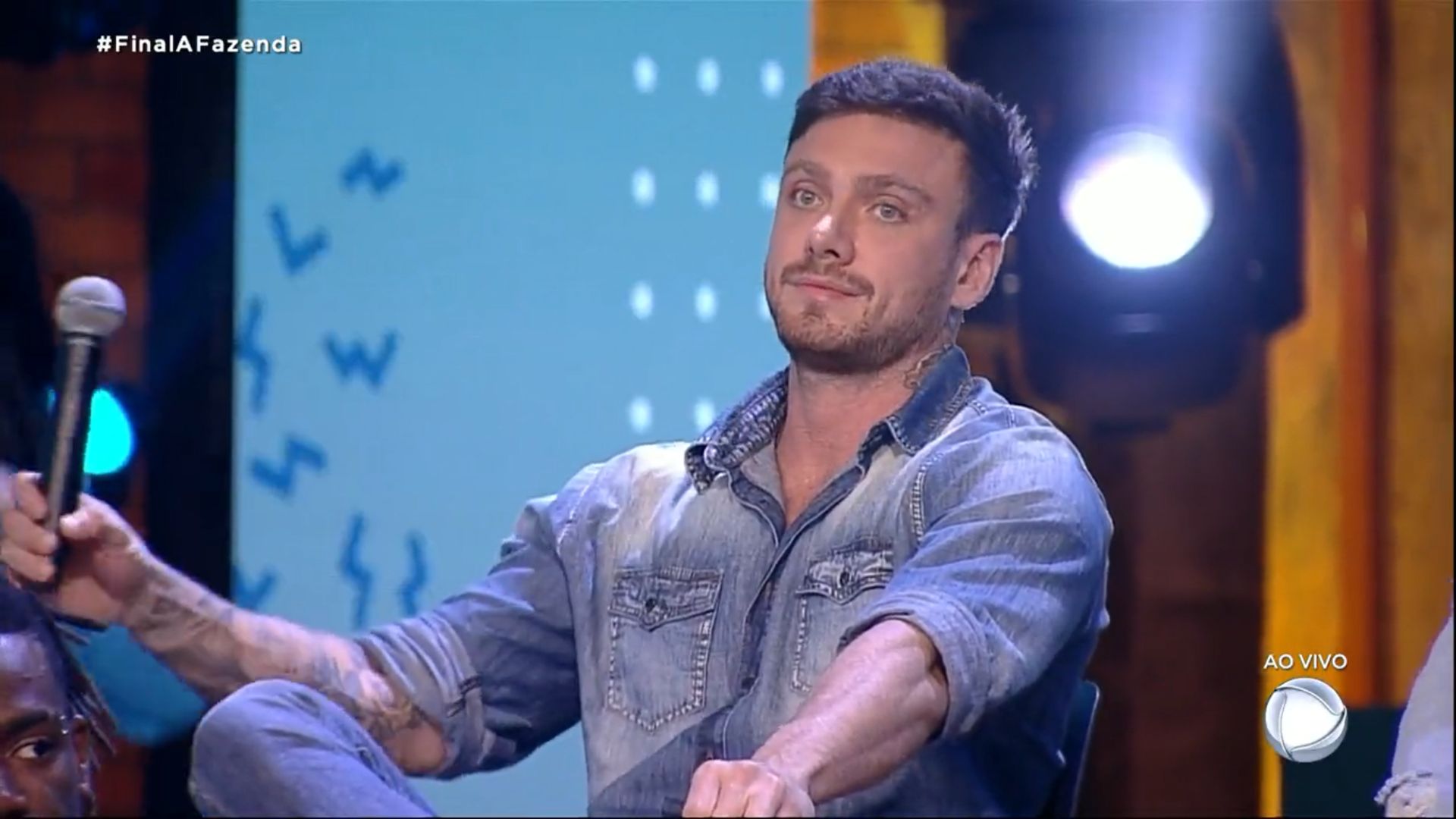 A Fazenda 14: Com cara de deboche, Vini Buttel destrata Adriane Galisteu durante final do reality show