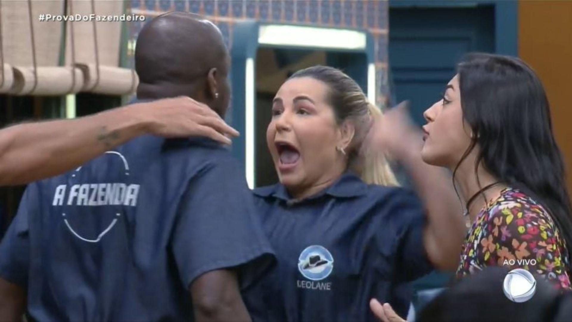 A Fazenda 14: Deolane e André batem boca ao vivo e precisam ser separados