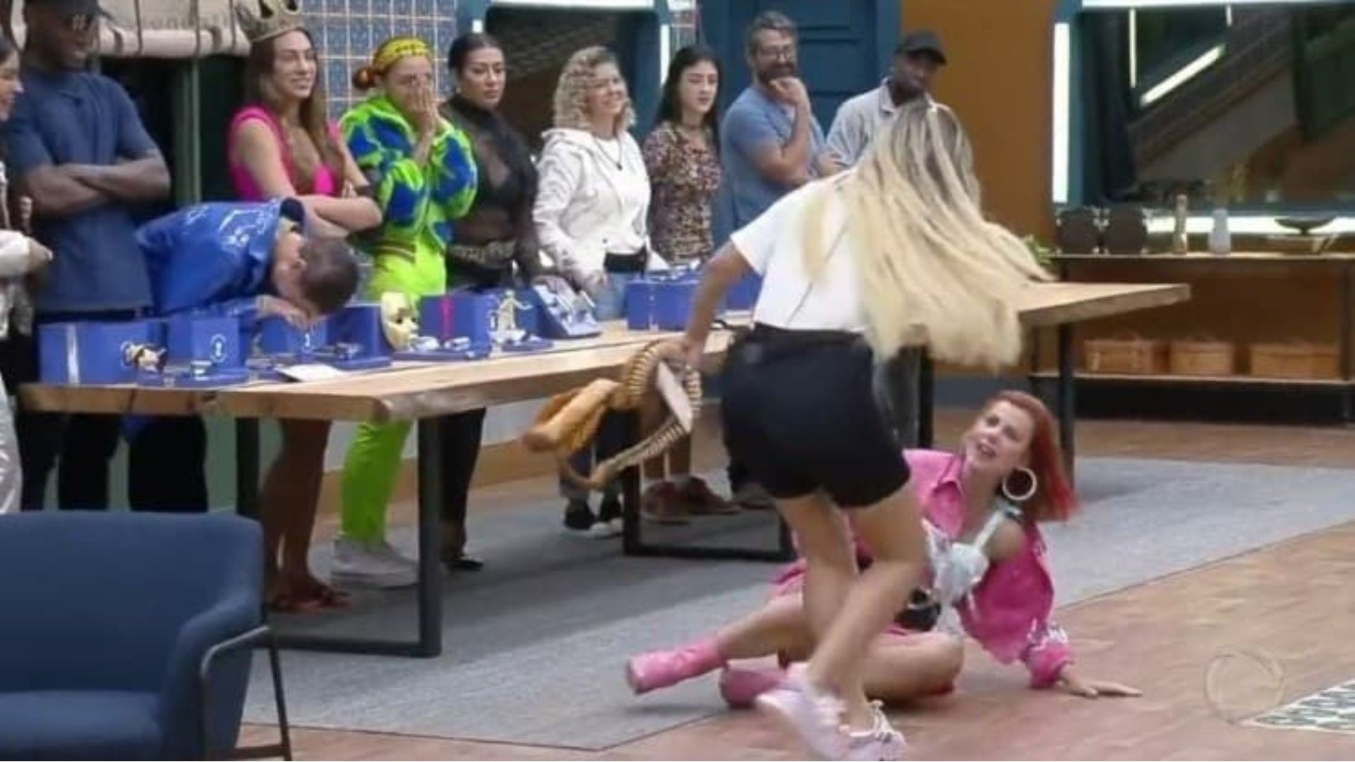 A Fazenda 14: Deolane e Deborah discutem e a ruiva chama a advogada de bafuda ao vivo