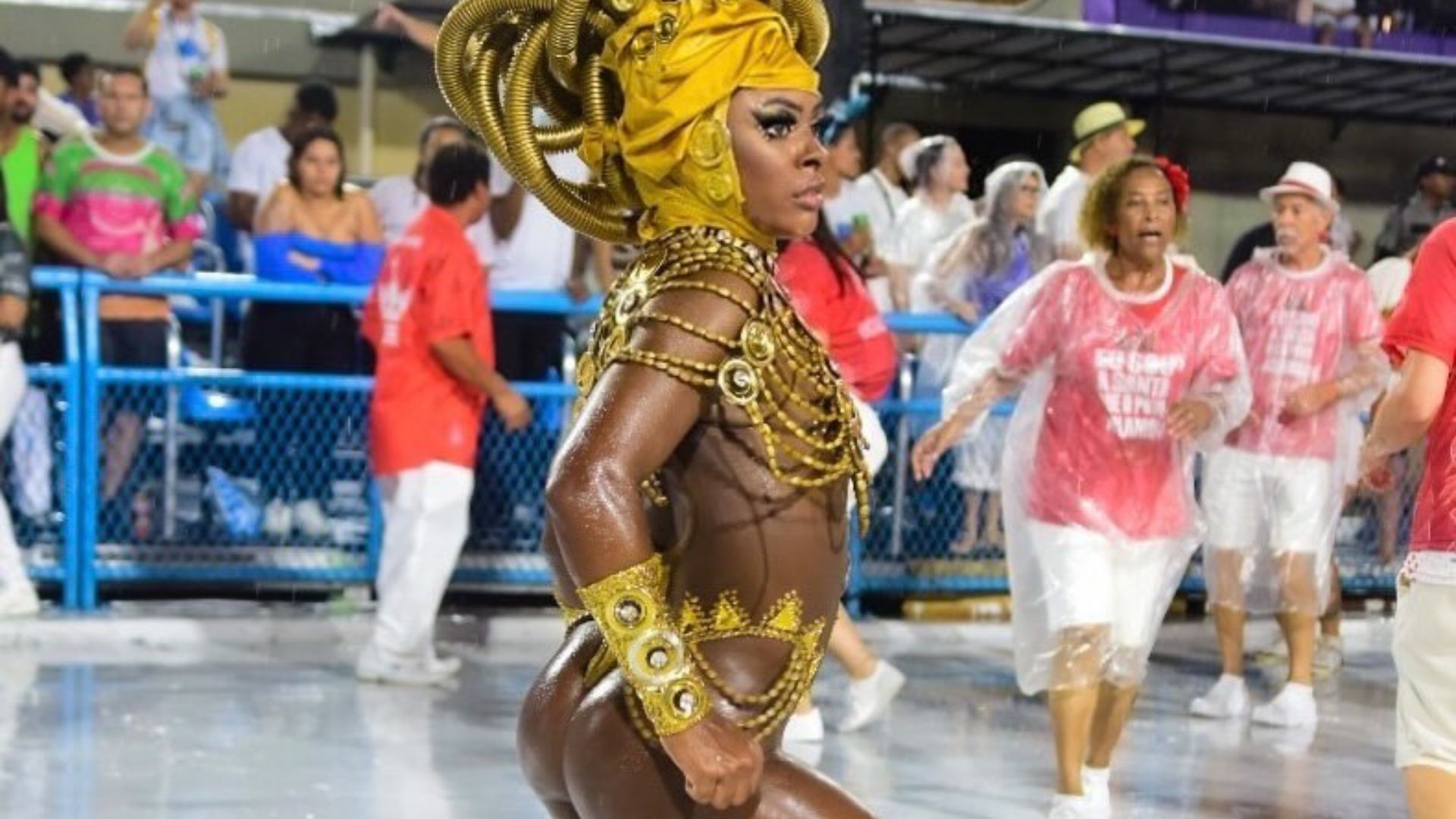 Quem é Carolina Macharethe? Musa da Unidos do Viradouro encanta com samba no pé e beleza; veja vídeo