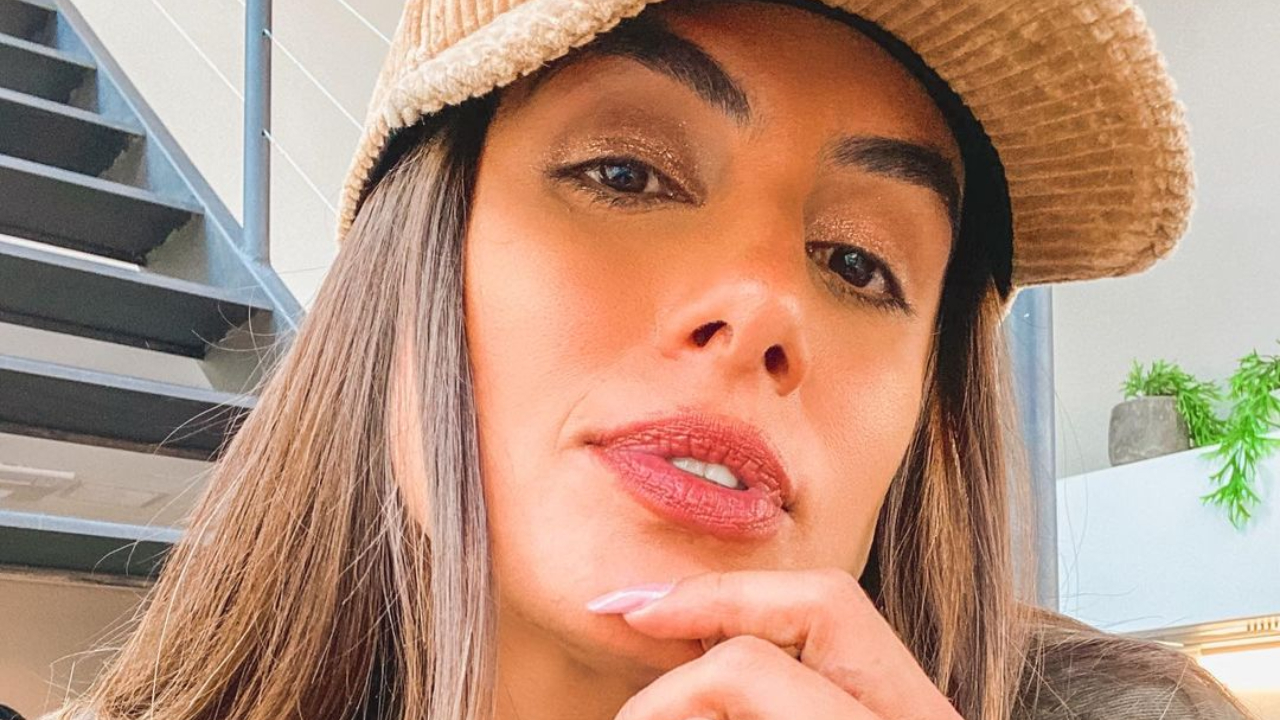 Só de biquíni, Carol Peixinho ostenta corpão escultural em cobertura de São Paulo