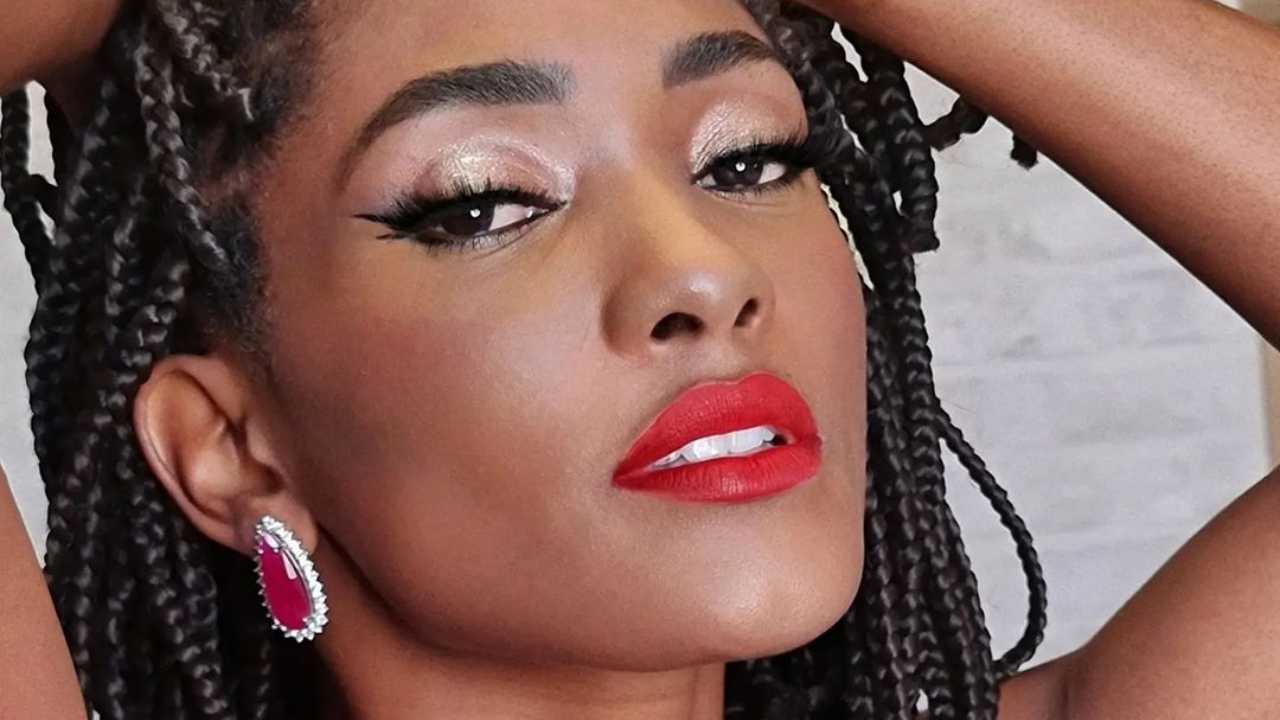 Com novo visual, Erika Januza arrasa em ensaio da Viradouro com body de franjas douradas