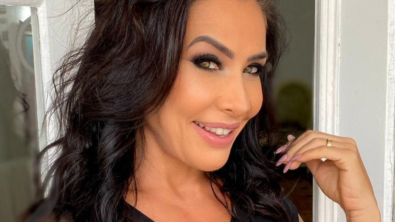 De biquíni e shortinho, Scheila Carvalho dança para a web e barriga chapada rouba a cena