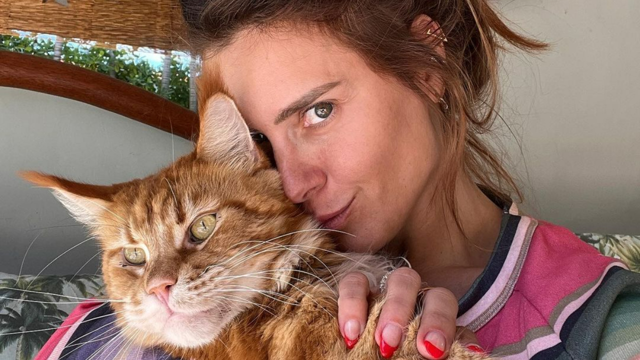 Carolina Dieckmann surge coladinha com seu gatinha e se derrete: ”Cheiro de amor”