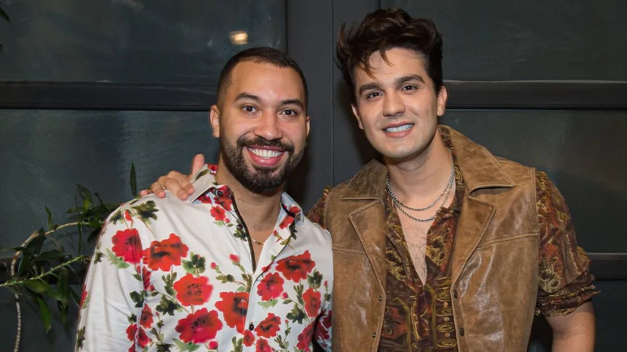 Gil do Vigor e Luan Santana surgem se divertindo no palco durante show do sertanejo