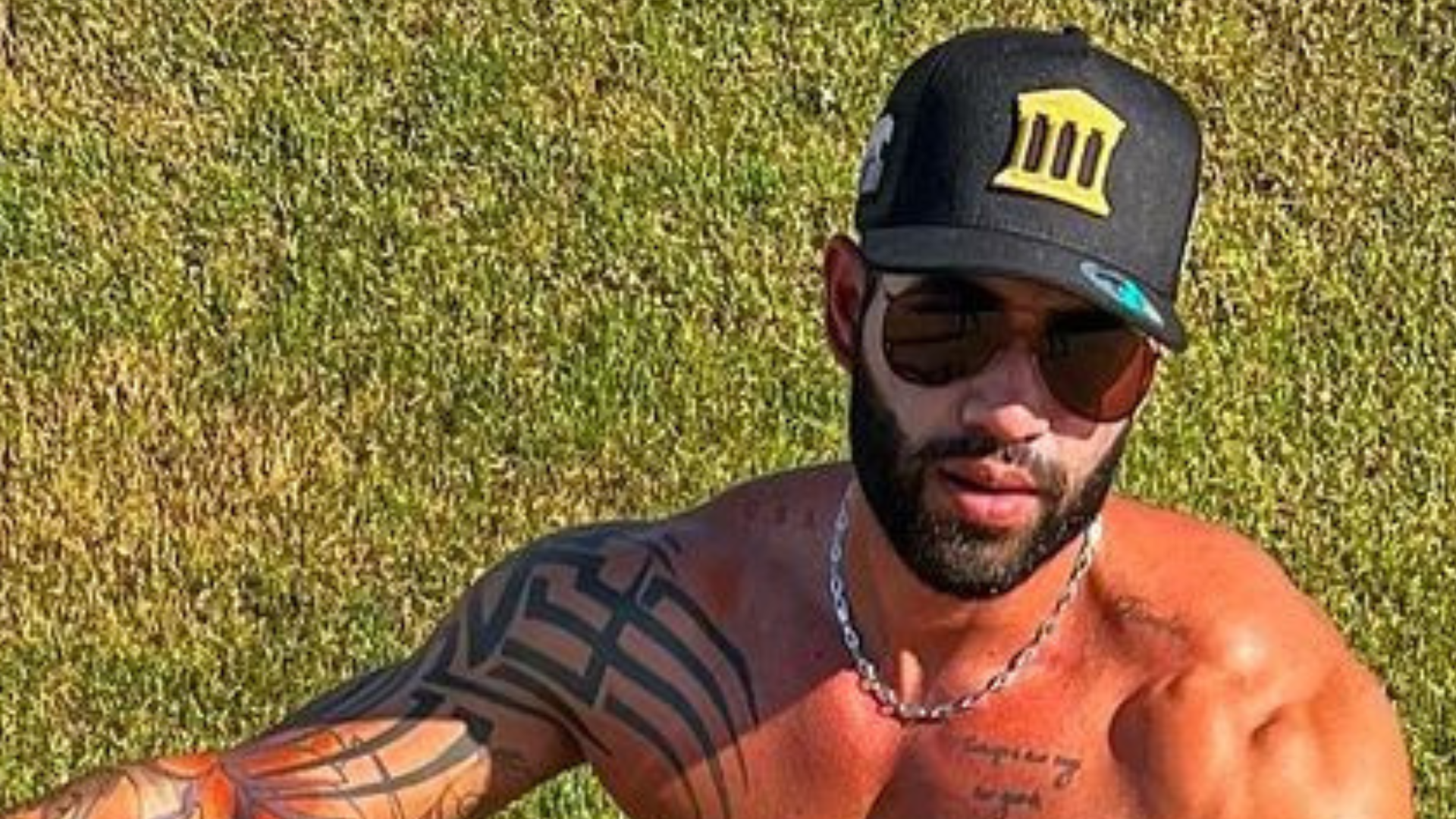 Gusttavo Lima exibe corpo sarado em cima de moto e leva fãs à loucura