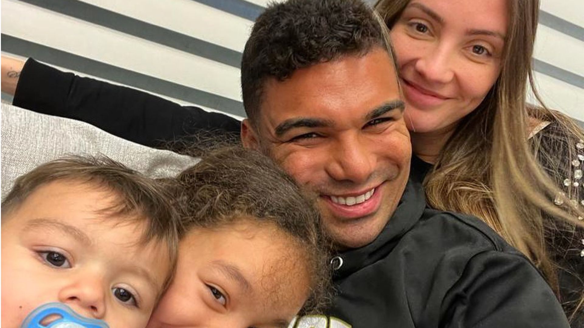 Conheça a história de conto de fadas de Casemiro, da Seleção Brasileira, e de Anna Mariana, sua esposa