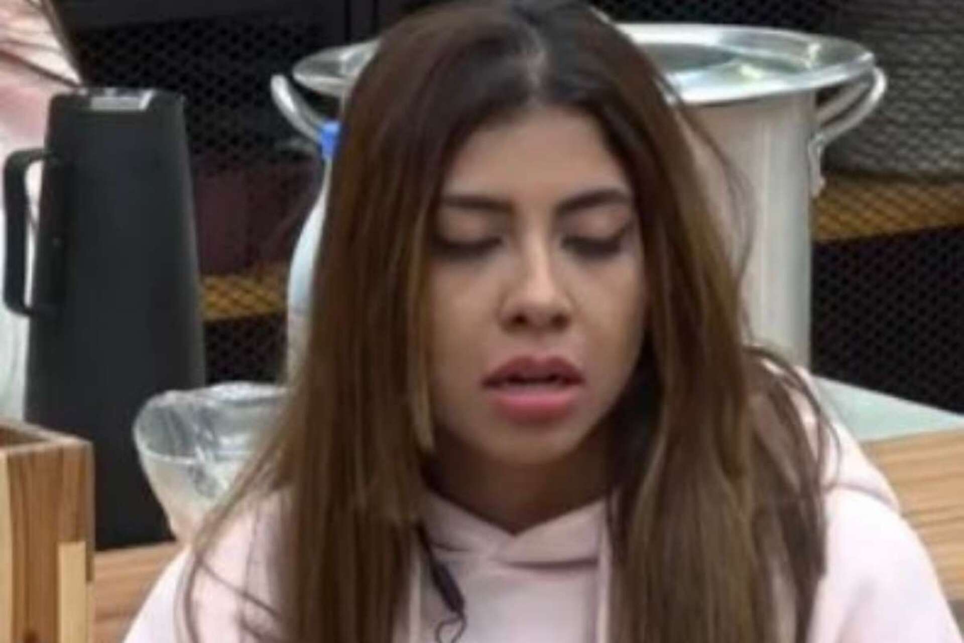 A Fazenda 14: Bêbada, a influencer Ingrid Ohara corta metade do seu próprio cabelo