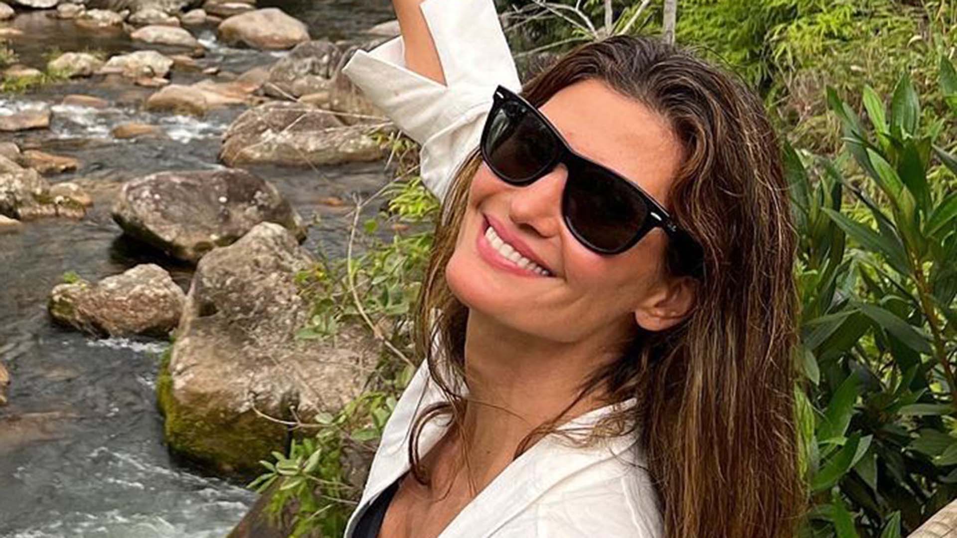 Isabella Fiorentino exibe as pernas torneadas em look com fenda profunda
