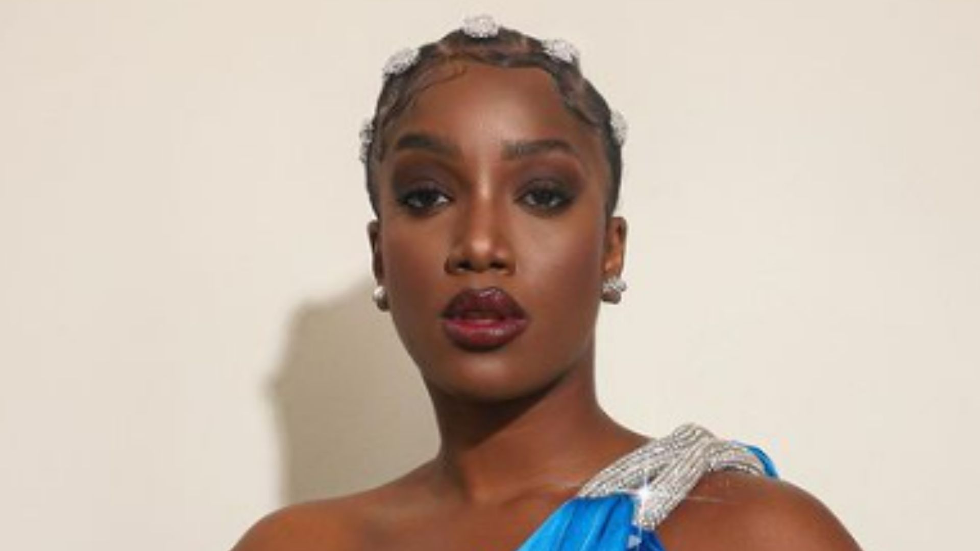 Iza surpreende seguidores e arranca elogios de famosas ao fazer topless: ‘Sereia’