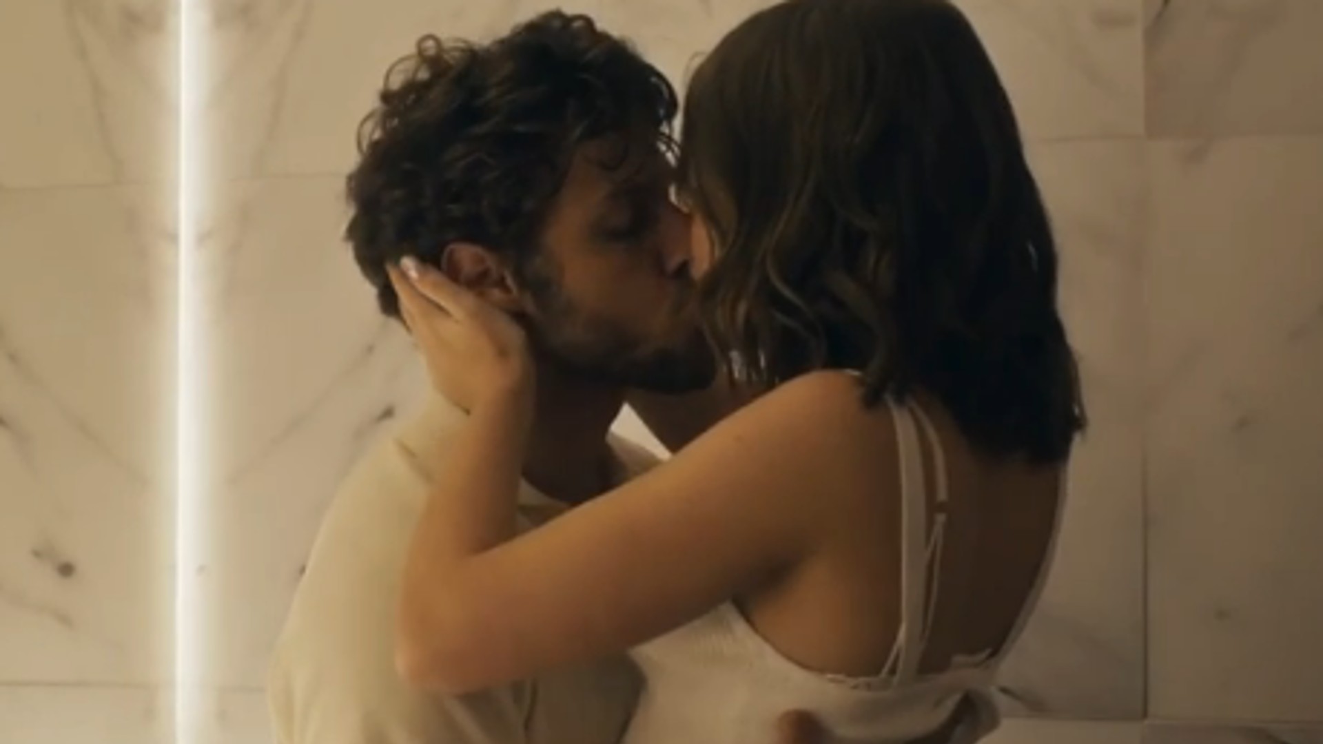 Travessia: primeira vez de Chiara e Ari causa alvoroço na internet