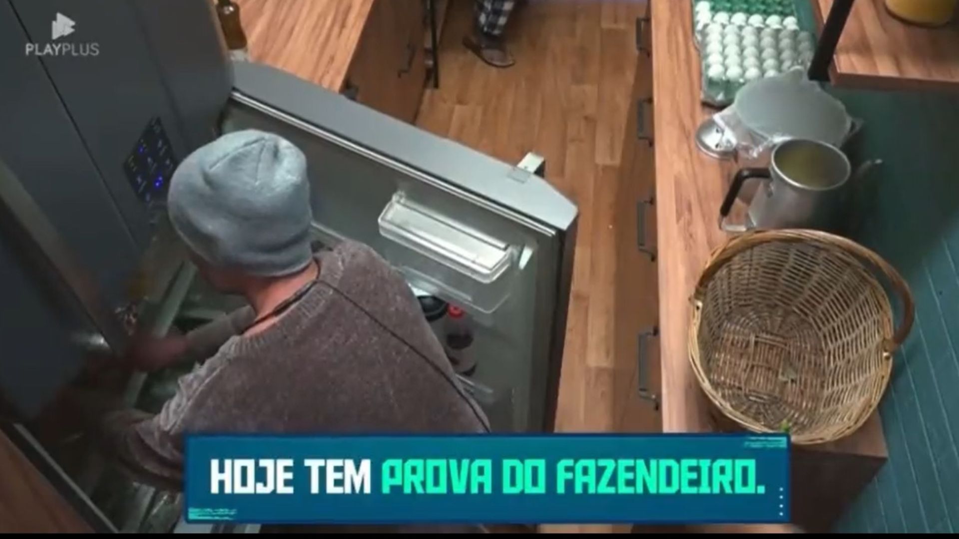 A Fazenda 14: Kerline, Alex e Pelé comem escondidos o bolo de Deolane