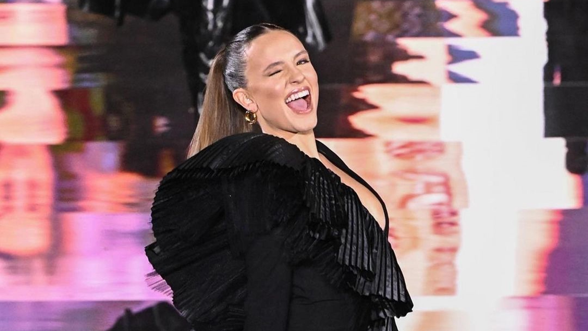 Por que Larissa Manoela desfilou na Paris Fashion Week? Atriz brilhou em evento de moda