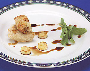 ROLINHO DE SALMÃO EM FOLHA DE ARROZ