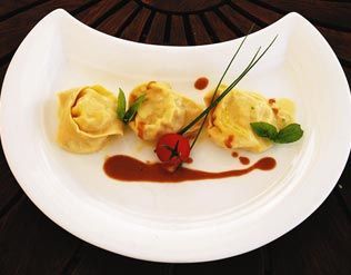 RAVIÓLI COM BISQUE DE CARANGUEJO