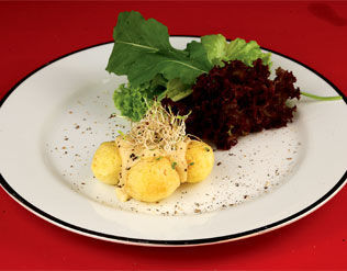 MOLHO MORNAY COM BATATA E SALADA