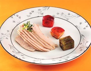 PEITO DE FRANGO E FRUTAS GRELHADAS