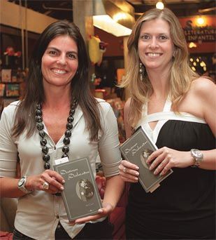 As decoradoras <b>Ana Cristina de Rossi</b> e <b>Simone Goltcher</b>.”><figcaption>As decoradoras <b>Ana Cristina de Rossi</b> e <b>Simone Goltcher</b>. / foto: Reprodução</figcaption></figure>
<figure><img loading=