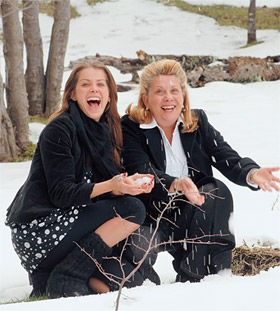 KARINA BACCHI APRESENTA NEVE À MÃE