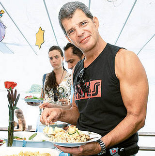 Raul Gazolla recicla óleo