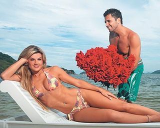 LATINO E MIRELLA SANTOS RETOMAM ROMANCE