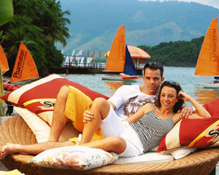 CARLA MARINS E HUGO FESTEJAM UM ANO DE PAIXÃO