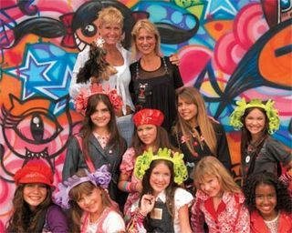 XUXA APROVA CRIAÇÕES DE SOLANGE, A IRMÃ ESTILISTA