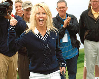 HEATHER LOCKLEAR ESFRIA A CABEÇA JOGANDO GOLFE