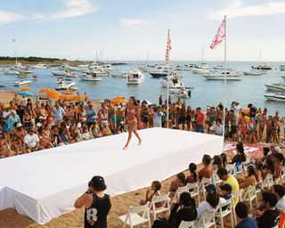 DESFILE AGITA O PARADOR DE CARAS NA ISLA GORRITI