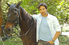 Ricardo Tozzi muda o visual...