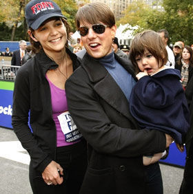Katie Holmes assume posto de mãe para…