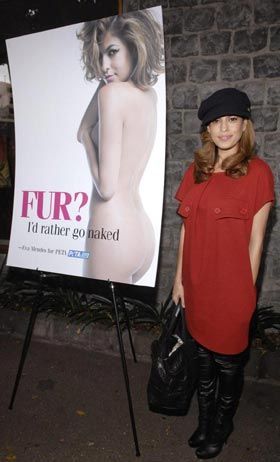 Eva Mendes posa nua em protesto contra…