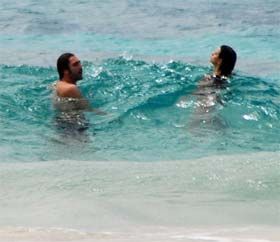 Penélope Cruz namora no mar de Noronha...
