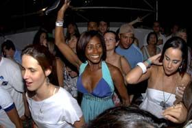 Glória Maria cai na folia em Salvador...