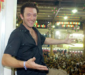 Vincent Cassel se esbalda na Mangueira...