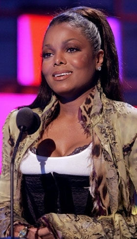 Janet Jackson espera a volta dos irmãos...