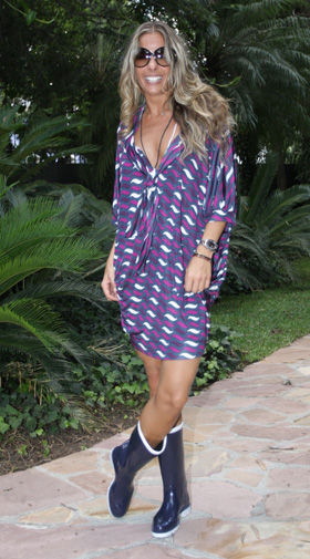 SPFW: Adriane Galisteu ganha colar da sogra...