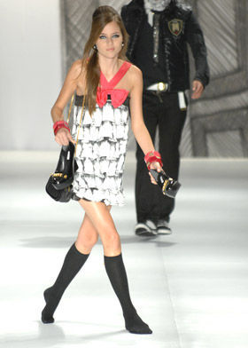 SPFW: Bruna Sotili anda descalça na Triton...